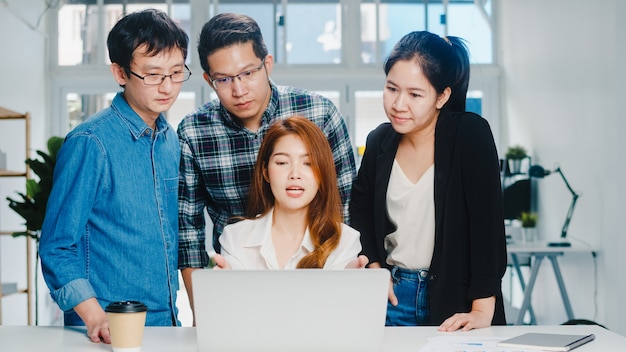 Processo collaborativo di imprenditori multiculturali che utilizzano la presentazione del laptop e la comunicazione che incontrano idee di brainstorming su nuovi colleghi di progetto che lavorano sulla strategia di successo del piano in ufficio a casa.