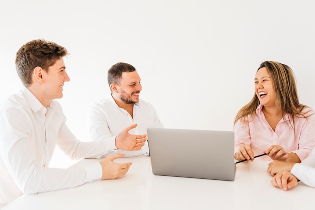 Foto gratuita colleghi di brainstorming e ridendo in ufficio