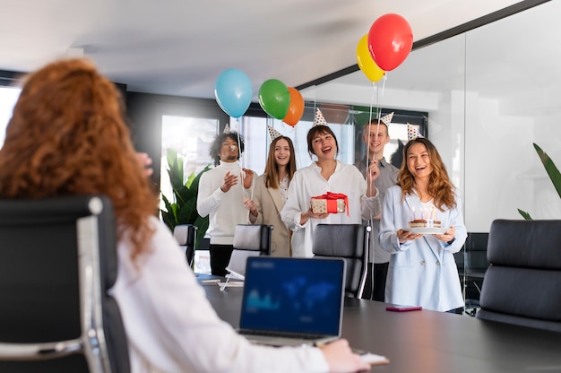 Colleghi che celebrano al lavoro a tiro medio