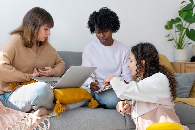 Foto gratuita colleghi che lavorano in team per un progetto