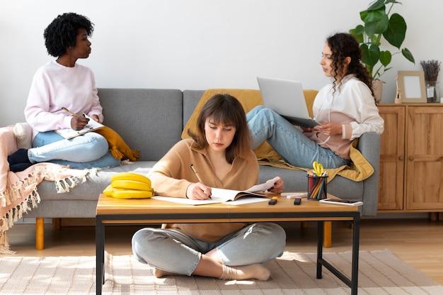 Foto gratuita colleghi che lavorano in team per un progetto