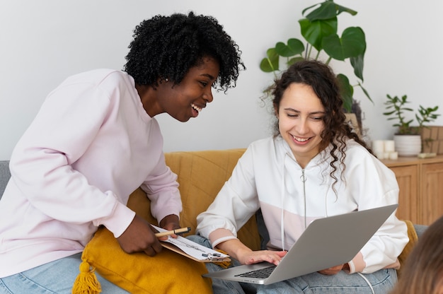 Foto gratuita colleghi che lavorano in team per un progetto