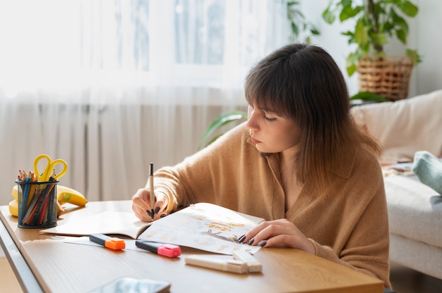 Foto gratuita colleghi che lavorano in team per un progetto