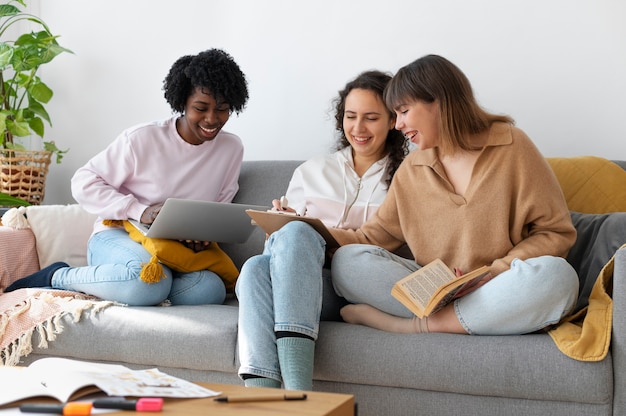 Foto gratuita colleghi che lavorano in team per un progetto