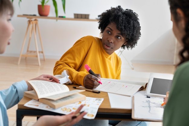 Foto gratuita colleghi che lavorano in team per un progetto