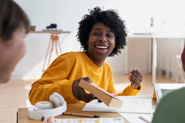 Foto gratuita colleghi che lavorano in team per un progetto