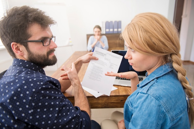 Foto gratuita colleghi che intervistano a un nuovo candidato. concetto di colloquio di lavoro