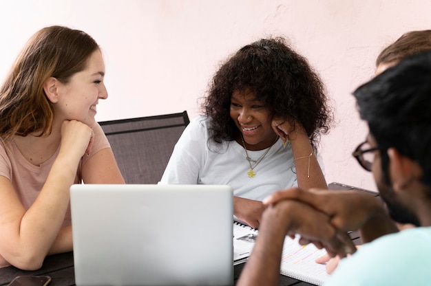 Foto gratuita colleghi che studiano insieme per un esame universitario