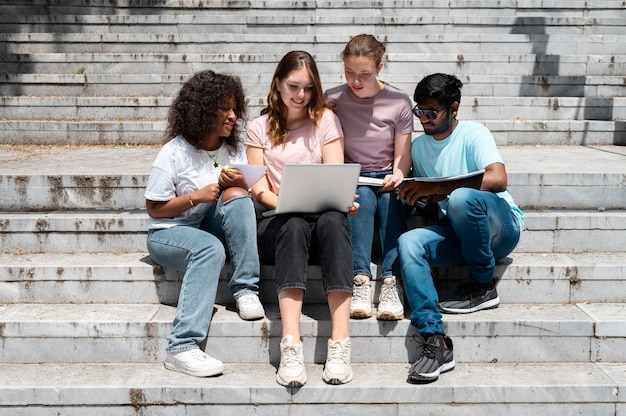 Foto gratuita colleghi che studiano insieme per un esame