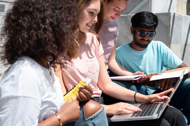 Foto gratuita colleghi che studiano insieme per un esame