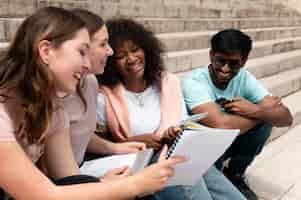 Foto gratuita colleghi che studiano insieme davanti al loro college