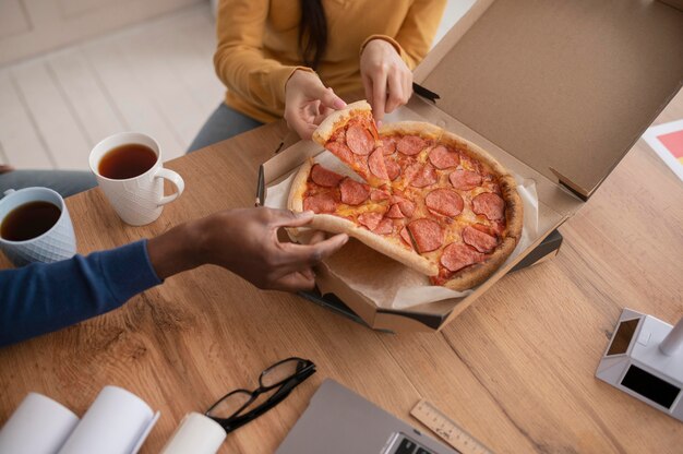 昼食をとっている職場の同僚がクローズアップ