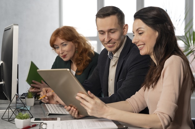 Foto gratuita colleghi al lavoro