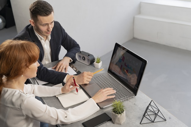 Foto gratuita colleghi al lavoro