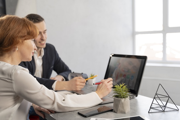 Foto gratuita colleghi al lavoro