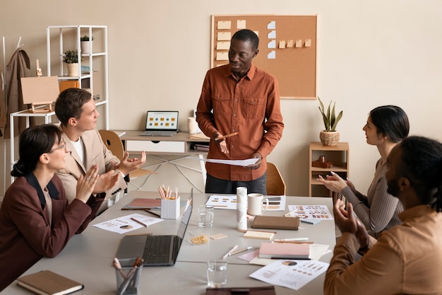 Foto gratuita colleghi che lavorano come squadra di tiro medio