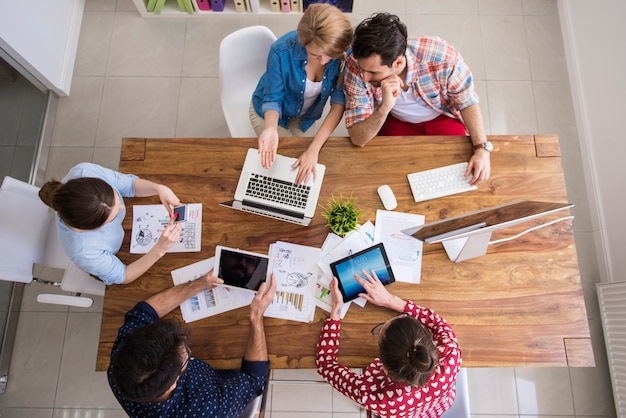 Free photo colleagues working at office in relaxed atmosphere