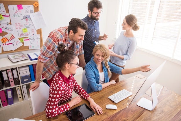 Foto gratuita colleghi che lavorano in ufficio in un'atmosfera rilassata