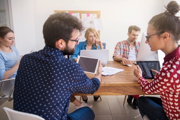 Colleghi che lavorano in ufficio in un'atmosfera rilassata