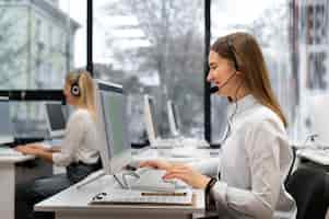 Foto gratuita colleghi che lavorano insieme in un ufficio del call center