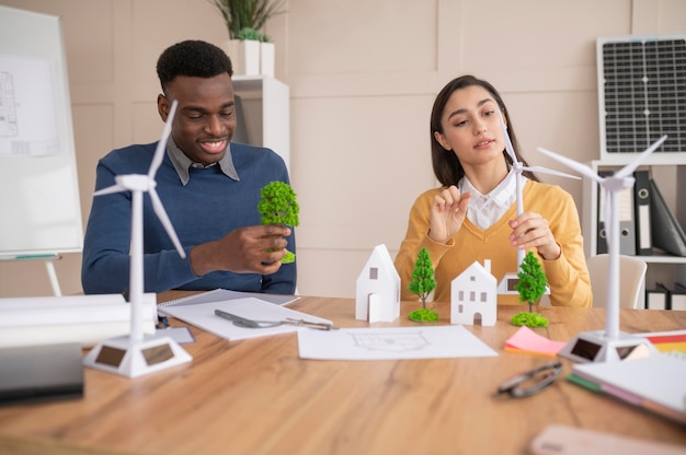 Colleghi che lavorano insieme al progetto ambientale