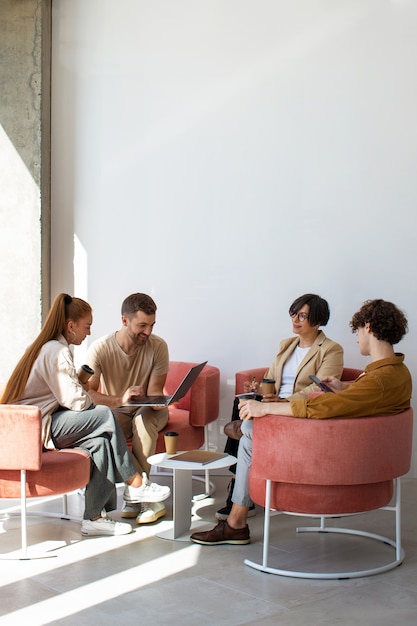 Colleghi che lavorano insieme a tutto campo