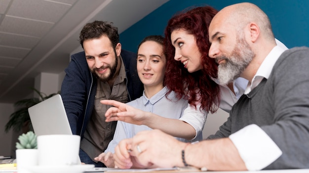 Foto gratuita colleghi che lavorano insieme in ufficio