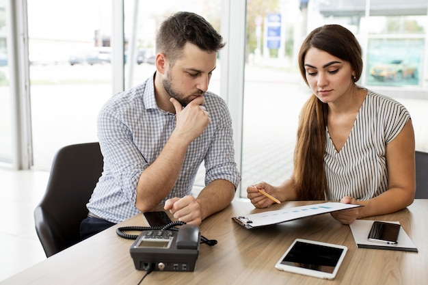 Foto gratuita colleghi che lavorano insieme in ufficio