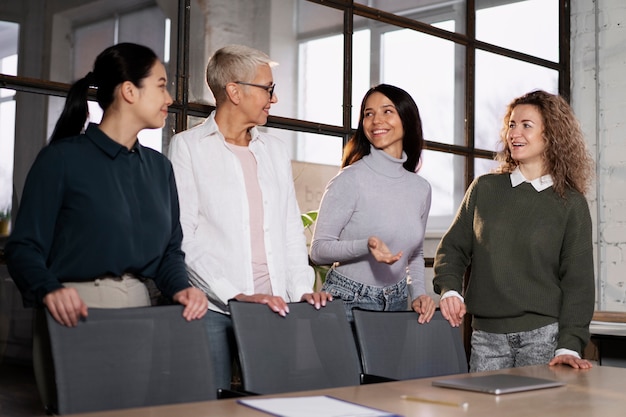 Foto gratuita colleghi che lavorano insieme al progetto