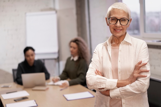 Foto gratuita colleghi che lavorano insieme al progetto