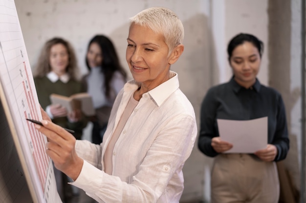 Foto gratuita colleghi che lavorano insieme al progetto