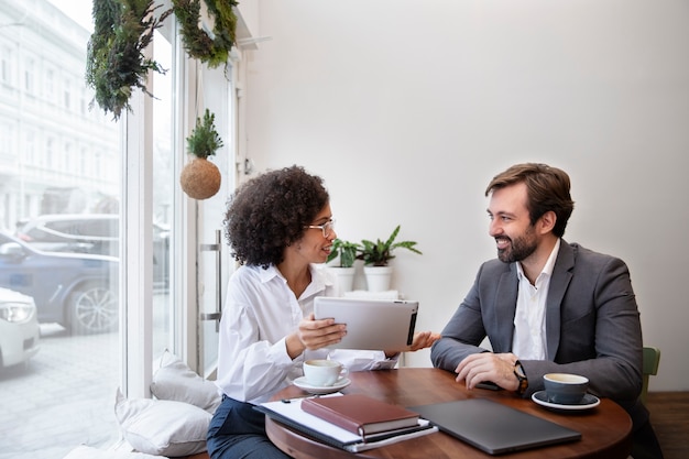 Foto gratuita colleghi che lavorano insieme al progetto