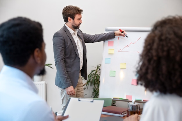 Foto gratuita colleghi che lavorano insieme al progetto