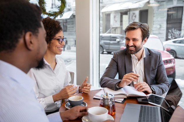 Foto gratuita colleghi che lavorano insieme al progetto