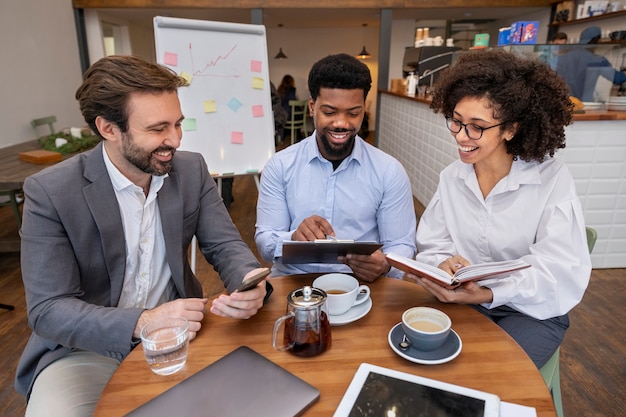 Foto gratuita colleghi che lavorano insieme al progetto