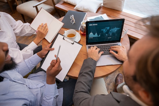 Foto gratuita colleghi che lavorano insieme al progetto