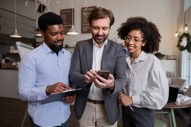 Foto gratuita colleghi che lavorano insieme al progetto