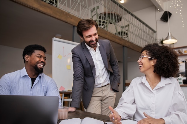 Foto gratuita colleghi che lavorano insieme al progetto