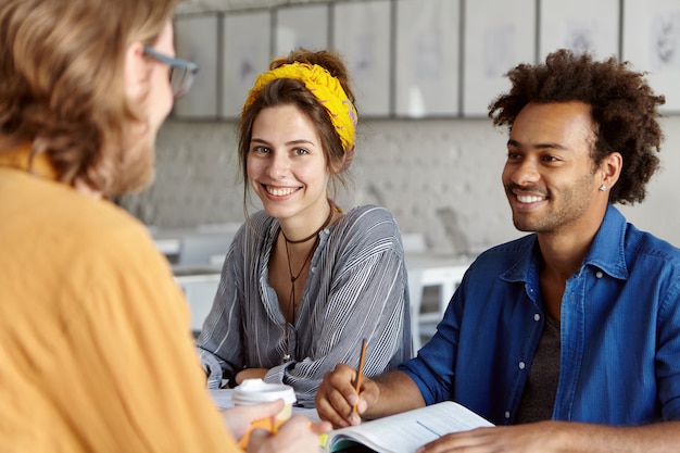 Foto gratuita colleghi che lavorano insieme seduti nella caffetteria