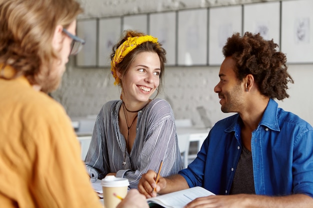 Foto gratuita colleghi che lavorano insieme seduti nella caffetteria