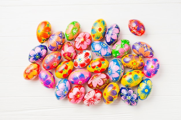 ボード上の着色された卵のコレクション