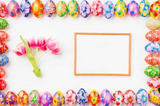 Foto gratuita raccolta di uova colorate su bordi, cornice e fiori