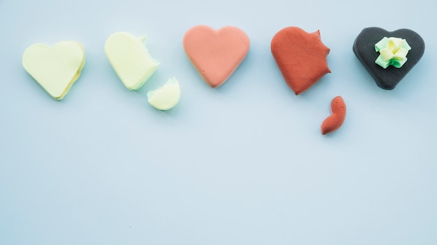 Foto gratuita raccolta di deliziosi biscotti a forma di cuori