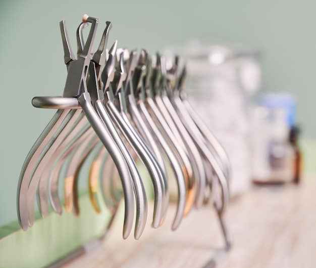 Бесплатное фото Коллекция ортодонтических инструментов для стоматологических процедур