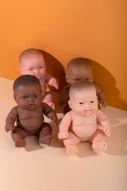 無料写真 さまざまな肌の色の子供たちのためのプラスチック製の赤ちゃん人形のコレクション