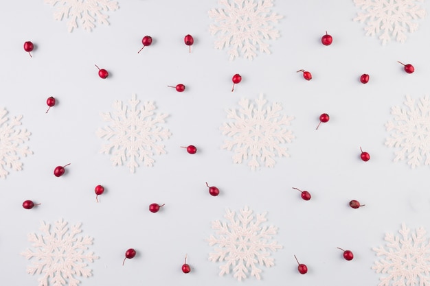 Коллекция бумажных снежинок и ягод