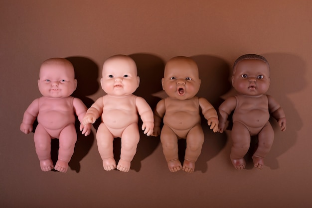 Foto gratuita collezione di bambole in plastica per bambini con diversi colori della pelle