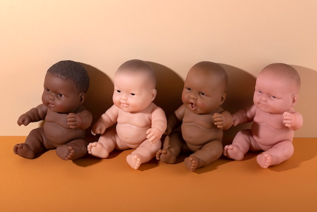 さまざまな肌の色の子供たちのためのプラスチック製の赤ちゃん人形のコレクション
