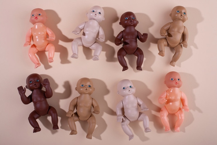 無料Photo さまざまな肌の色の子供たちのためのプラスチック製の赤ちゃん人形のコレクション