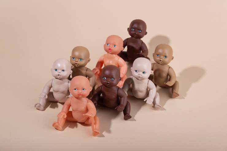 無料Photo さまざまな肌の色の子供たちのためのプラスチック製の赤ちゃん人形のコレクション